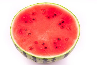 Beyaz arkaplanda olgun karpuz