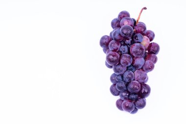 beyaz arka plan üzerinde su damlaları ile mor üzüm