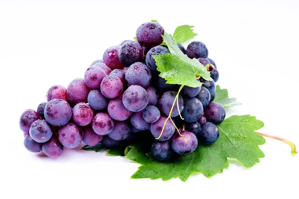 Uvas Moradas Con Gotas Agua Sobre Fondo Blanco — Foto de Stock