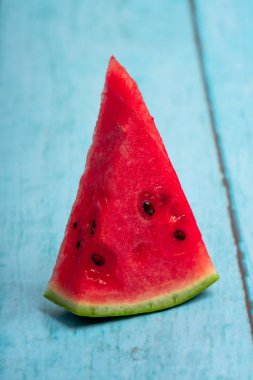 Ahşap zemin üzerinde olgun karpuz