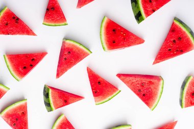 Beyaz arkaplanda olgun karpuz