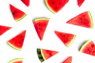 Beyaz arkaplanda olgun karpuz