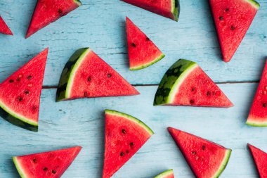 Ahşap zemin üzerinde olgun karpuz