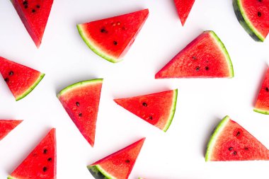 Beyaz arkaplanda olgun karpuz