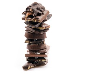 Beyaz arkaplanda çeşitli çikolatalar