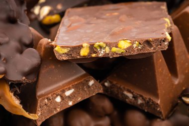 Beyaz arkaplanda çeşitli çikolatalar