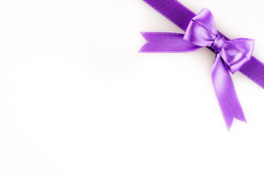 Beyaz arkaplanda mor kurdele