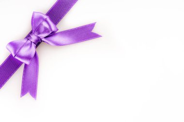 Beyaz arkaplanda mor kurdele