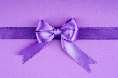 mor arkaplanda mor kurdele