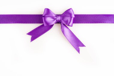 Beyaz arkaplanda mor kurdele