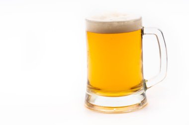 Beyaz arka planda bir bardak bira