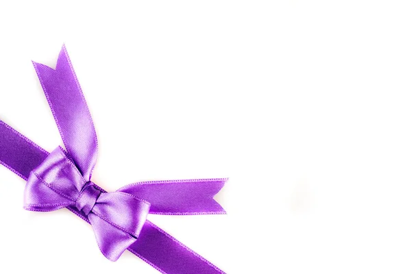白色背景的紫色缎带 — 图库照片