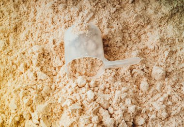 peynir altı suyu protein tozu ve kaşık