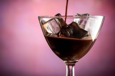 Bir bardak buzlu kahve likörü.