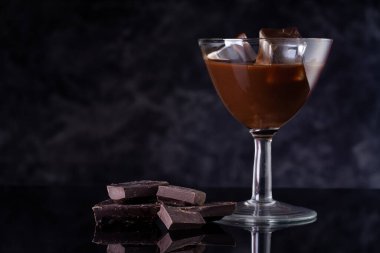 Bir bardak buzlu kahve likörü.