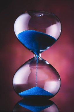 Eski arkaplanda mavi kum saati