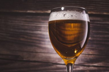 bardak bira üzerinde ahşap