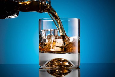 Buzlu viski.
