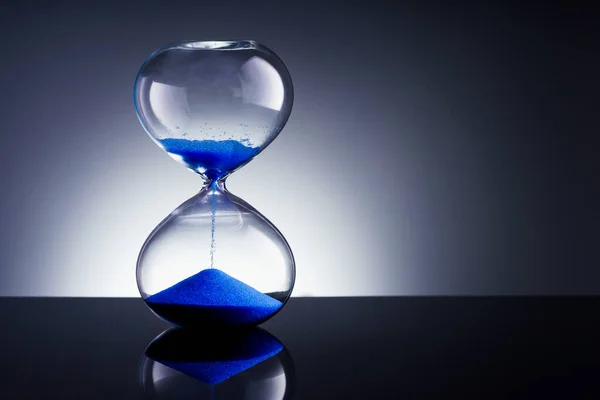 Reloj Arena Azul Sobre Fondo Negro — Foto de Stock