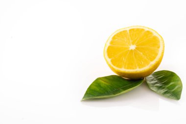 Beyaz arka planda olgun sarı limon