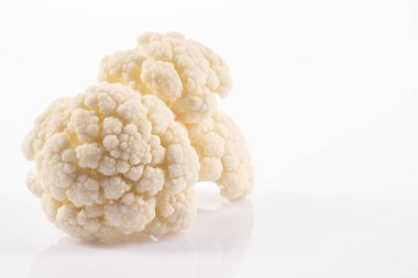 Beyaz arka planda taze karnabahar