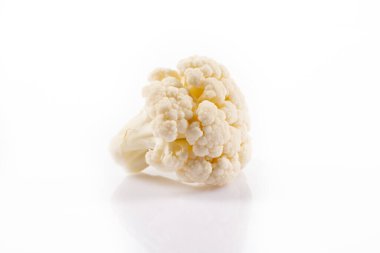 Beyaz arka planda taze karnabahar