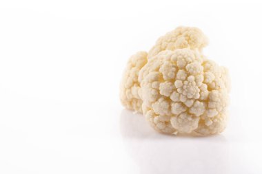 Beyaz arka planda taze karnabahar