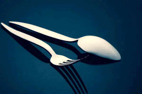 桌上的金属勺子和叉子 — 图库照片