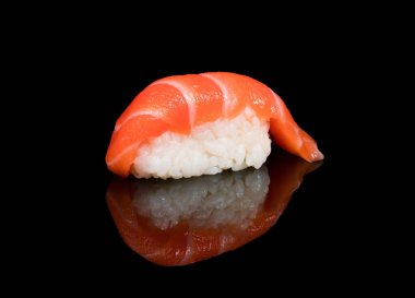 Somonlu suşi. Japon somon balığı nigiri