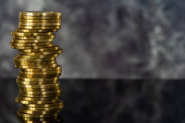 Siyah arkaplanda metal para kulesi