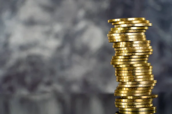 Металева Вежа Монети Чорному Тлі — стокове фото