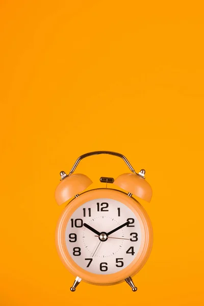 Orange Wecker Auf Orangefarbenem Hintergrund Orangene Uhr Hängt Der Luft — Stockfoto