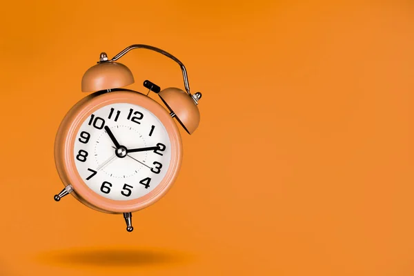 Réveil Orange Sur Fond Orange Horloge Orange Suspendue Dans Air — Photo