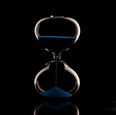 Siyah arkaplanda mavi kum saati 