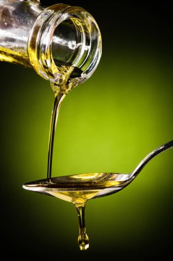 Zeytin yağı kaşığa akıyor.