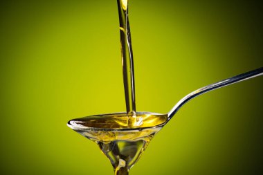 Zeytin yağı kaşığa akıyor.