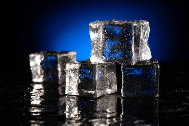 Siyah arkaplanda buz küpleri