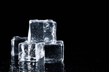 Islak zeminde buz küpleri ve nane şekeri