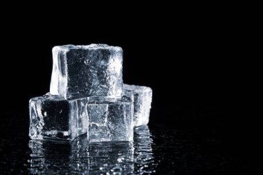 Islak zeminde buz küpleri ve nane şekeri