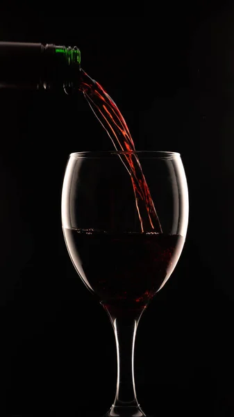 Ποτήρι Κόκκινο Κρασί Και Μπουκάλι Μαύρο Φόντο — Φωτογραφία Αρχείου