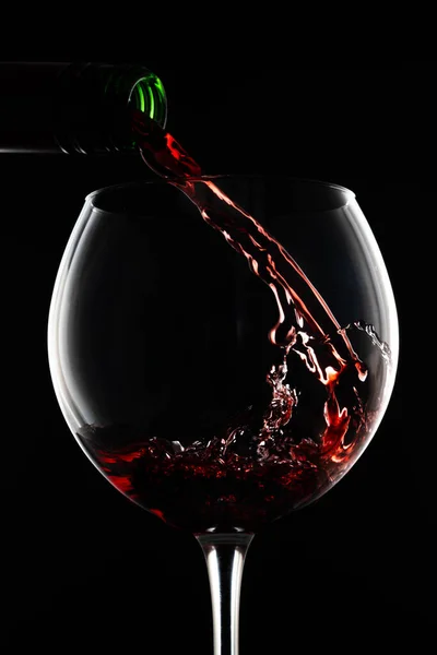 黒を基調とした赤ワインとボトルのグラス — ストック写真