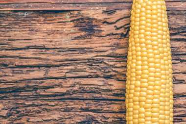 Tahta arka planda izole mısır