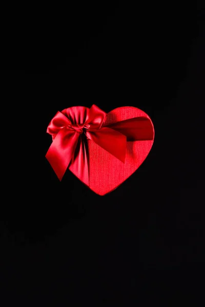 Siyah Arkaplanda Kırmızı Kalp Kutusu — Stok fotoğraf