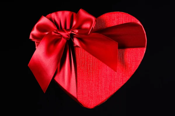 Червона Коробка Серця Чорному Тлі — стокове фото