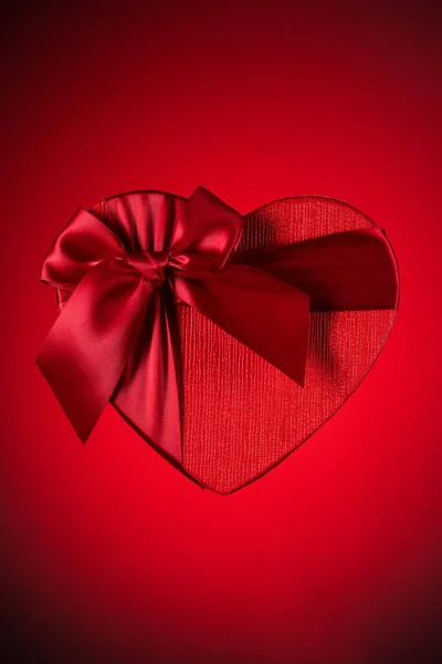 Červené Srdce Box Červeném Pozadí — Stock fotografie