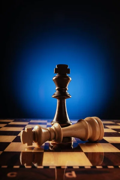 체스는 보드에 흑인과 — 스톡 사진