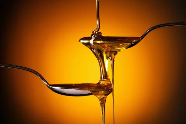 Organic Honey Flowing Spoon — Stock Photo, Image