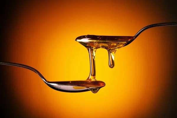 Organic Honey Flowing Spoon — Stock Photo, Image