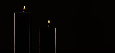 Karanlığın üzerinde yanan siyah mum