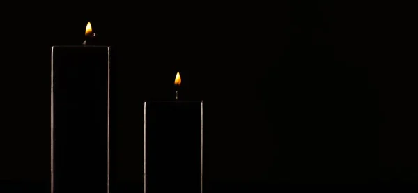 Brennende Schwarze Kerze Auf Dunklem Grund — Stockfoto